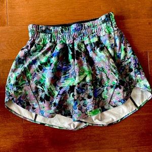 Track that high rise NEVER WORN. 5". Size 4